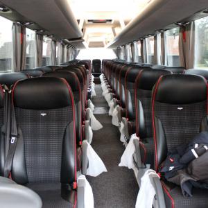 Buss innvendig. Setene har høy komfort og sikkerhetsbelte. 